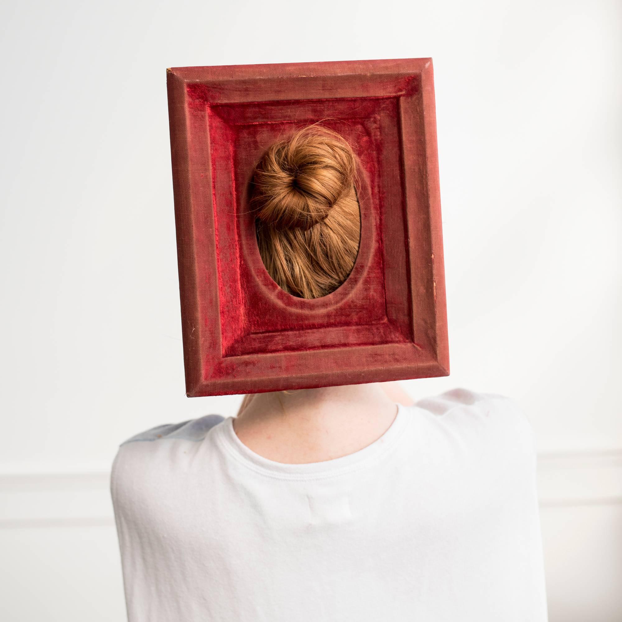 Portrait Photograph Cig Harvey - Cadre en velours rouge