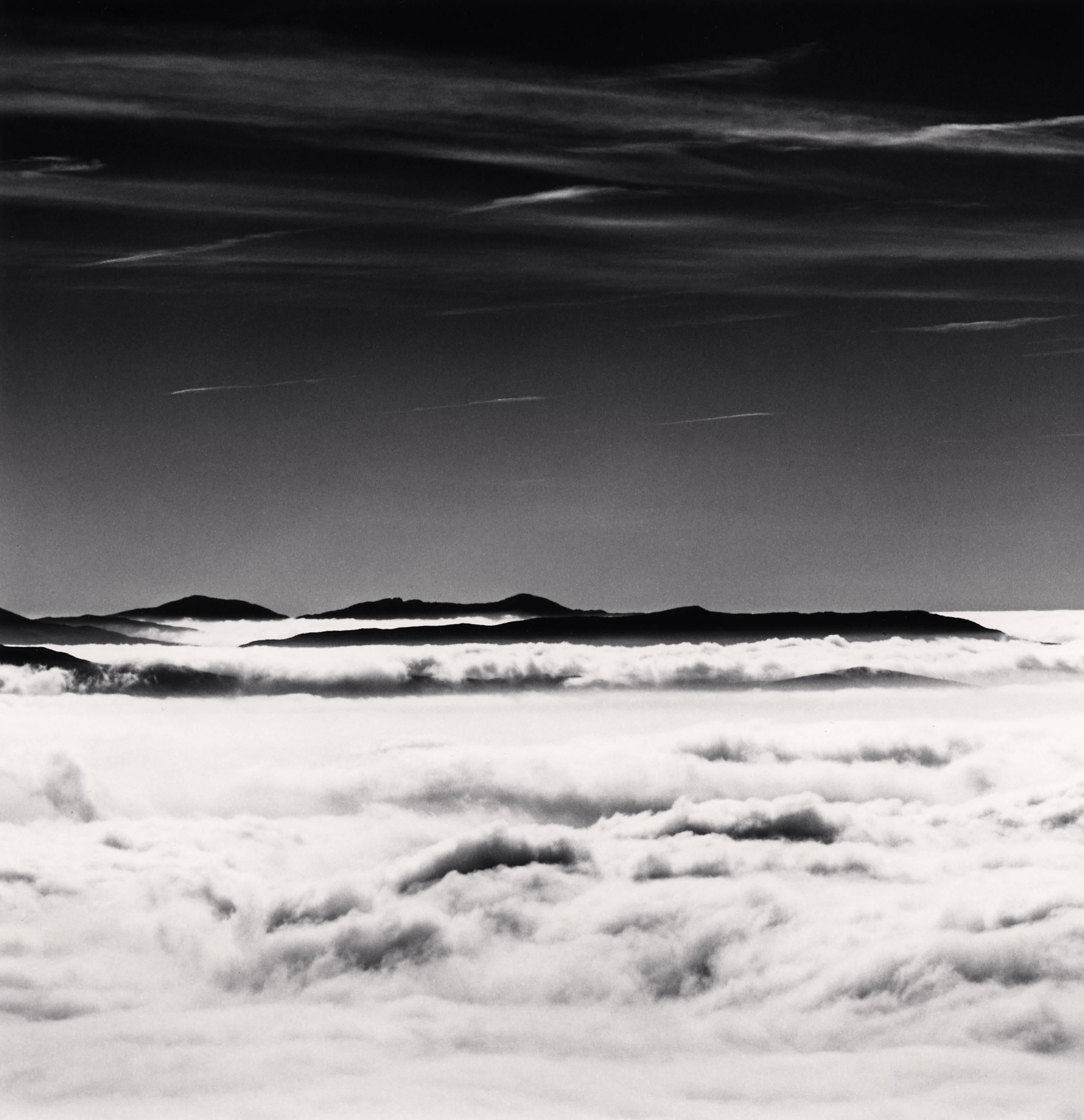 Michael Kenna Black and White Photograph – Über die Wolken, Campo Imperatore, Abruzzo, Italien