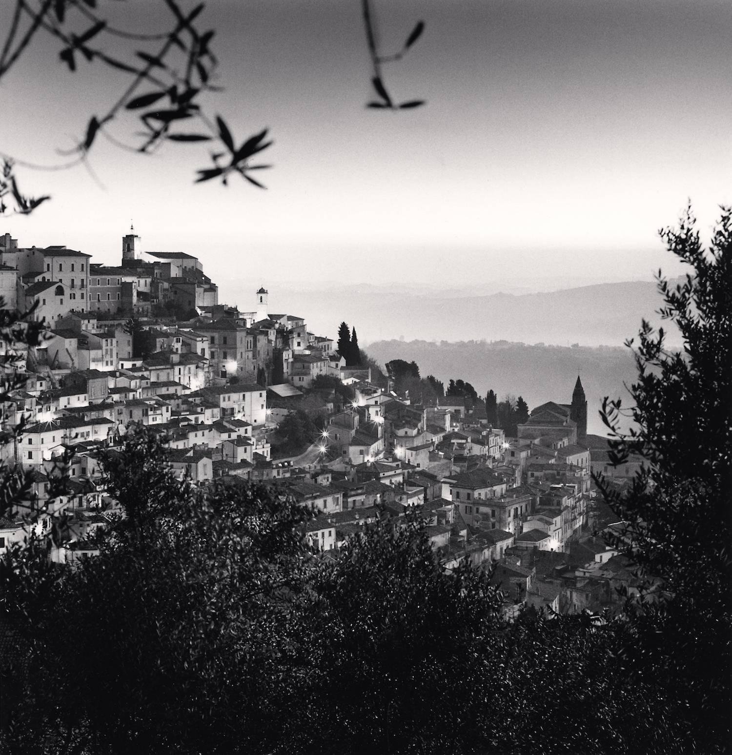 Michael Kenna Black and White Photograph – Dawn Light, Loreto Aprutino, Abruzzo, Italien