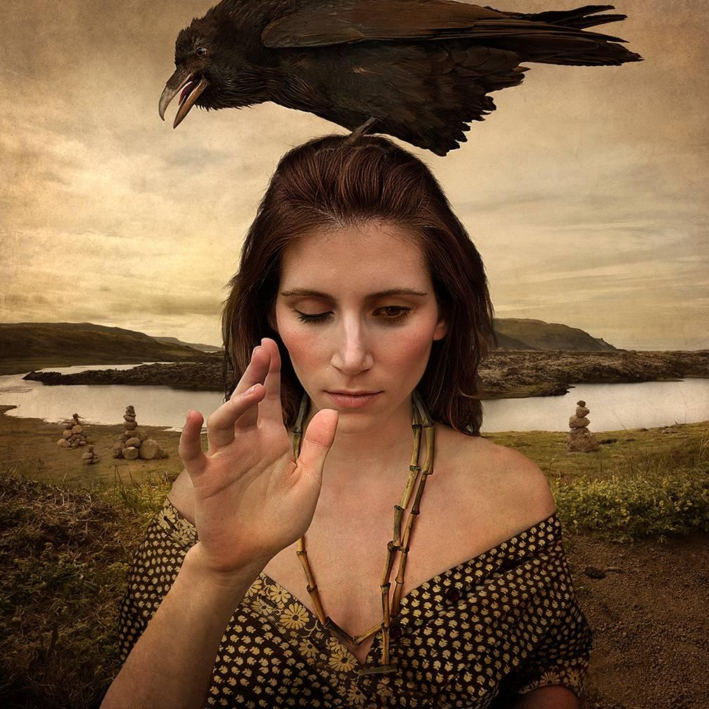 Color Photograph de Tom Chambers - Tótem