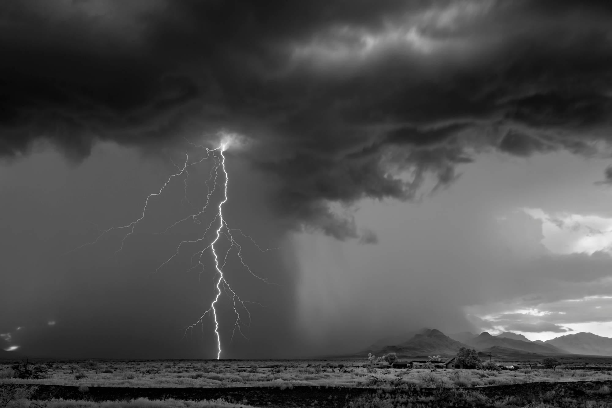 Mitch Dobrowner Landscape Photograph – Beleuchtung Sturm und Homestead