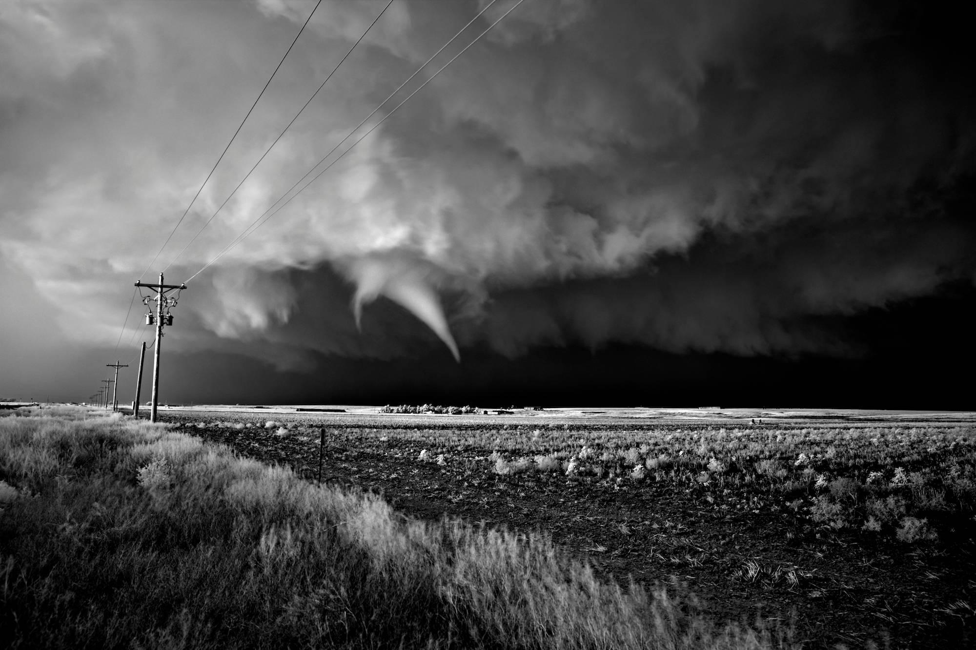 Tornado sobre tierras de labranza