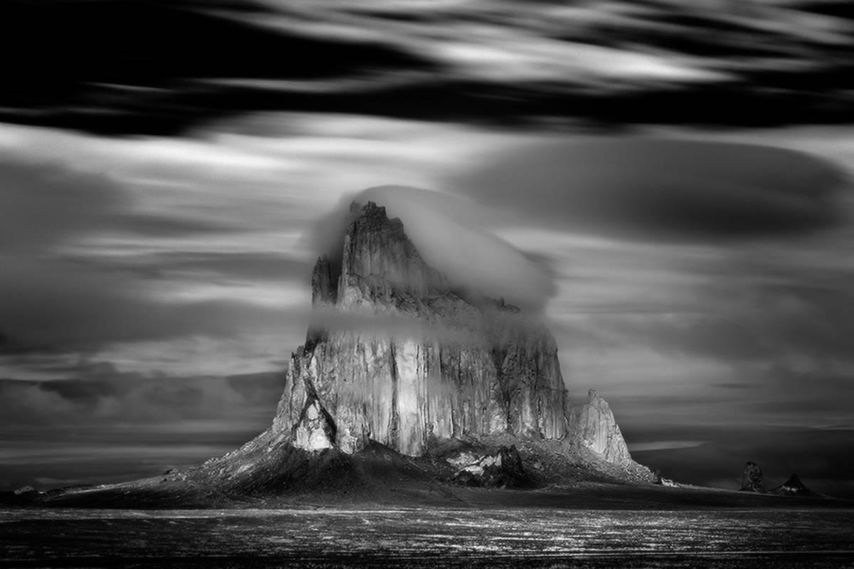 Mitch Dobrowner Landscape Photograph – Shiprock Storm, Fotografie in limitierter Auflage, signiert und nummeriert, archivtauglich 