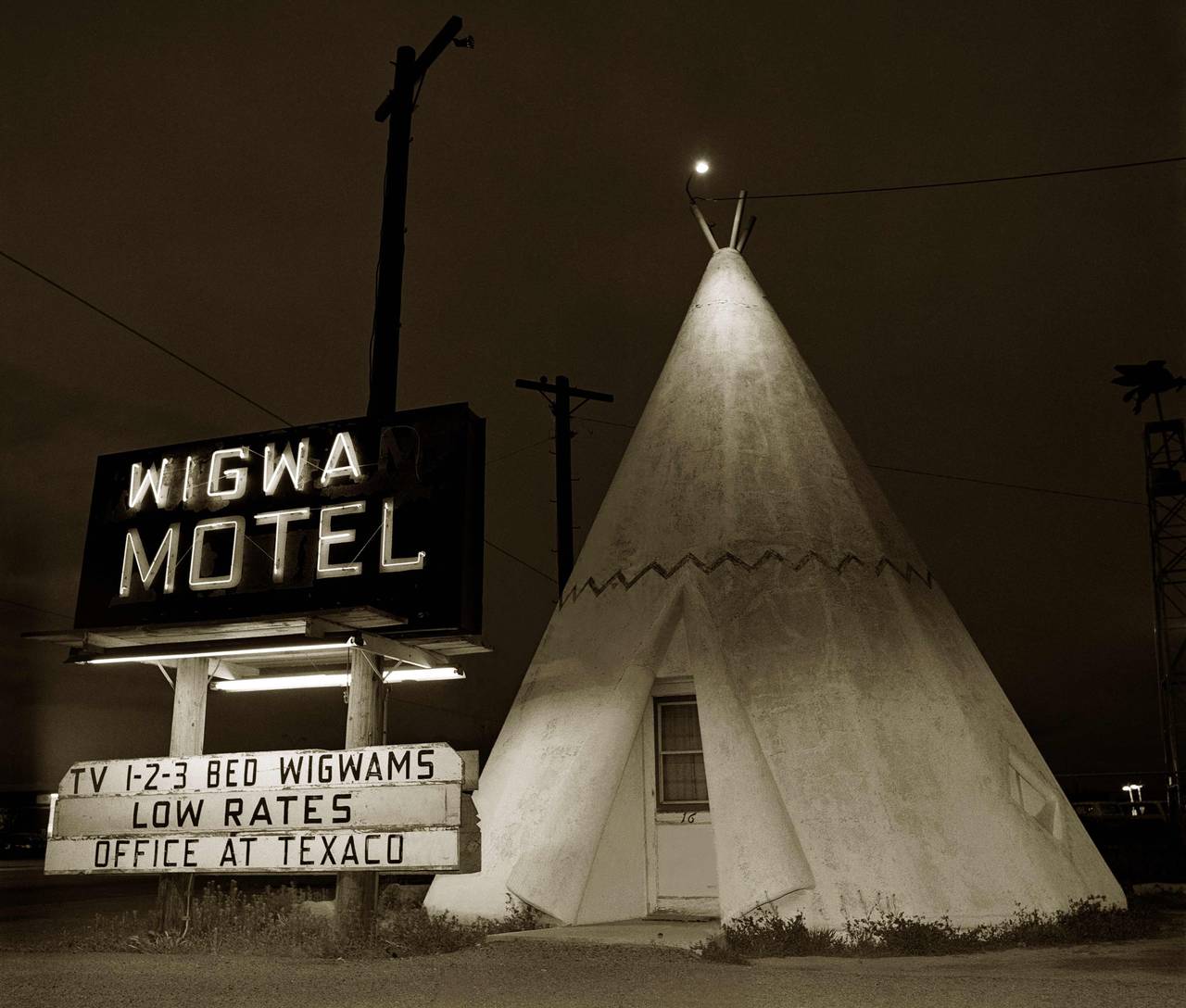 Steve Fitch Landscape Photograph - Motel, Highway 66, Holbrook, Arizona