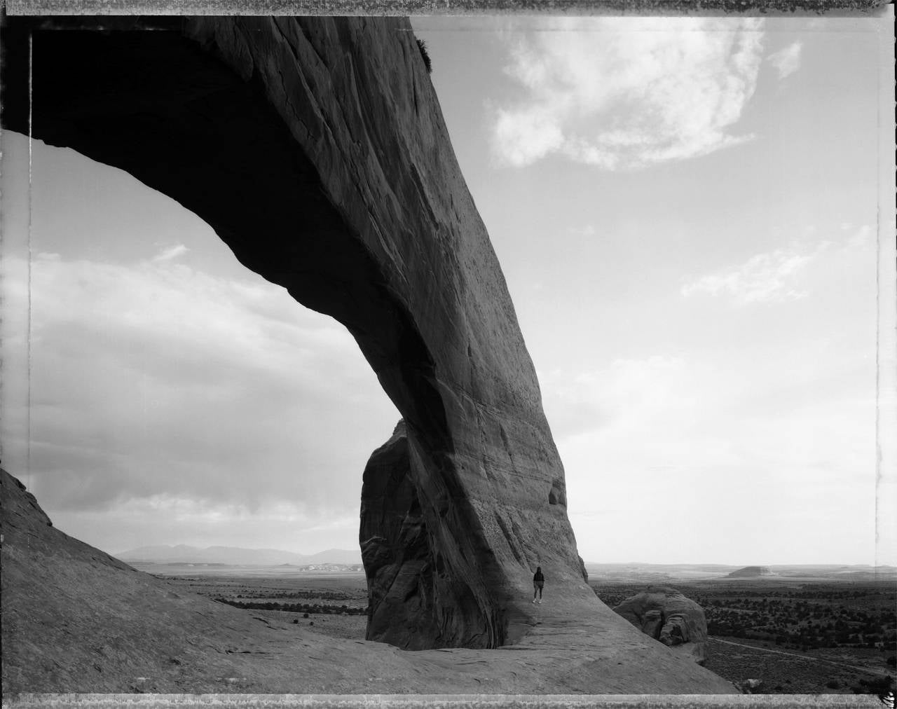 Mark Klett Landscape Photograph – Unter dem großen Bogen, in der Nähe von Monticello, Utah