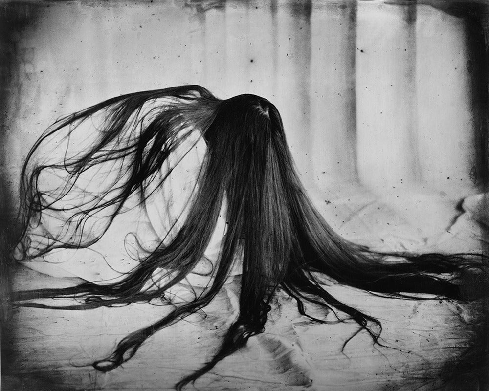 Figurative Photograph de Keith Carter b.1948 - Mujer arrodillada, impresión en tinta de pigmento de archivo de edición limitada, firmada y numerada