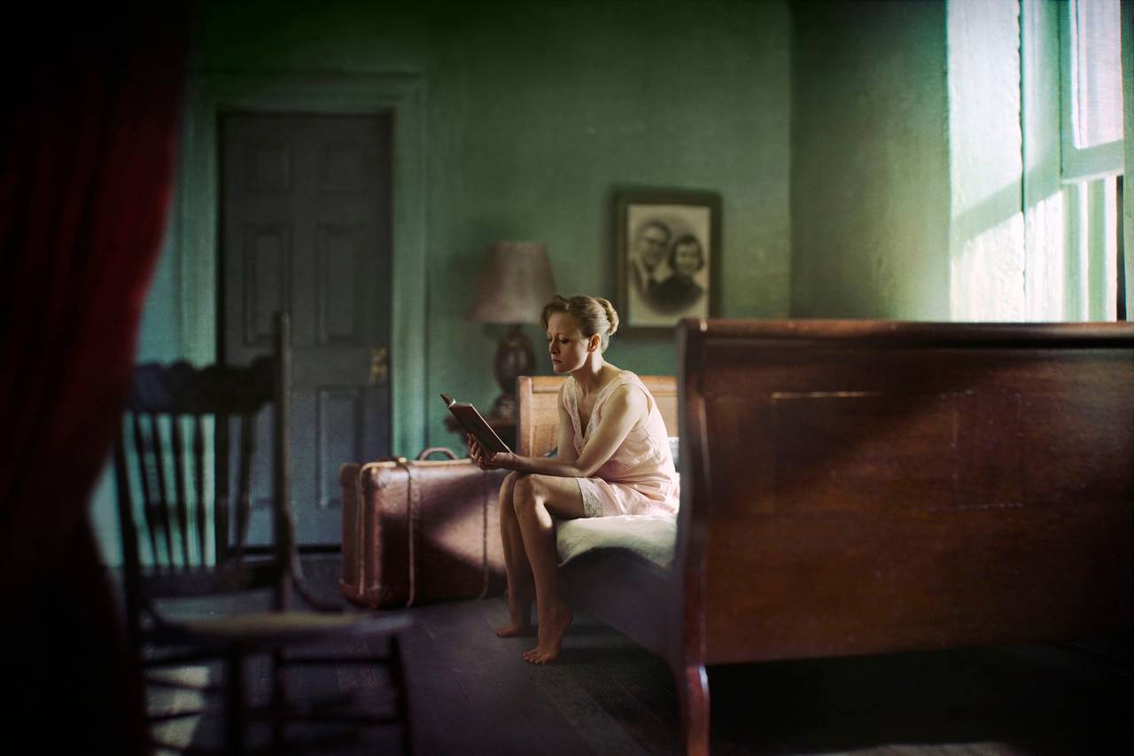 Richard Tuschman Color Photograph – Frau Reading, 2013, Fotografie in limitierter Auflage, signiert, archiviert