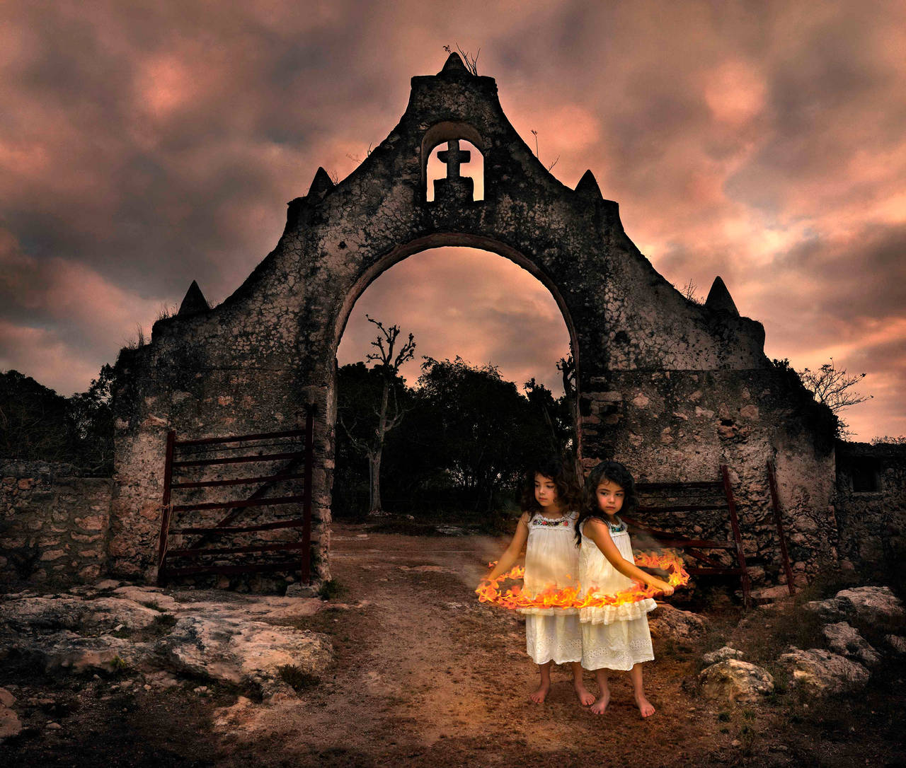 Landscape Photograph de Tom Chambers - Anillo de fuego