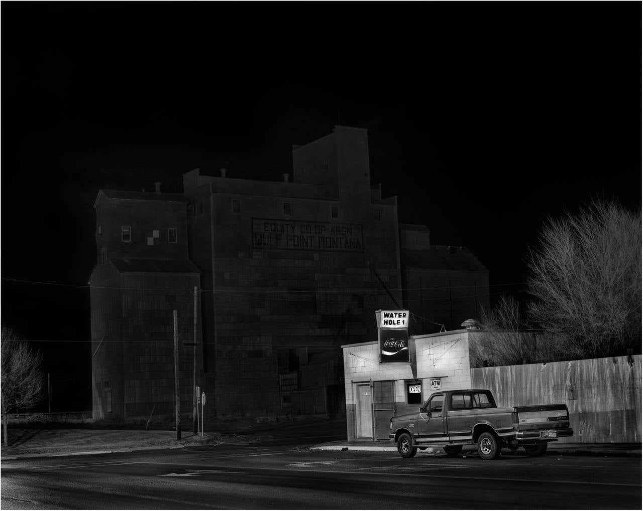 Teri Havens Black and White Photograph – Wasserloch, Wolf Point, Montana