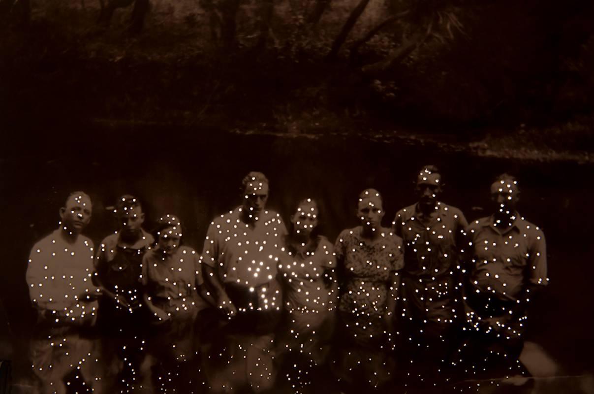 Black and White Photograph di Amy Friend - E la luce risplende nelle tenebre, e le tenebre non l'hanno capita