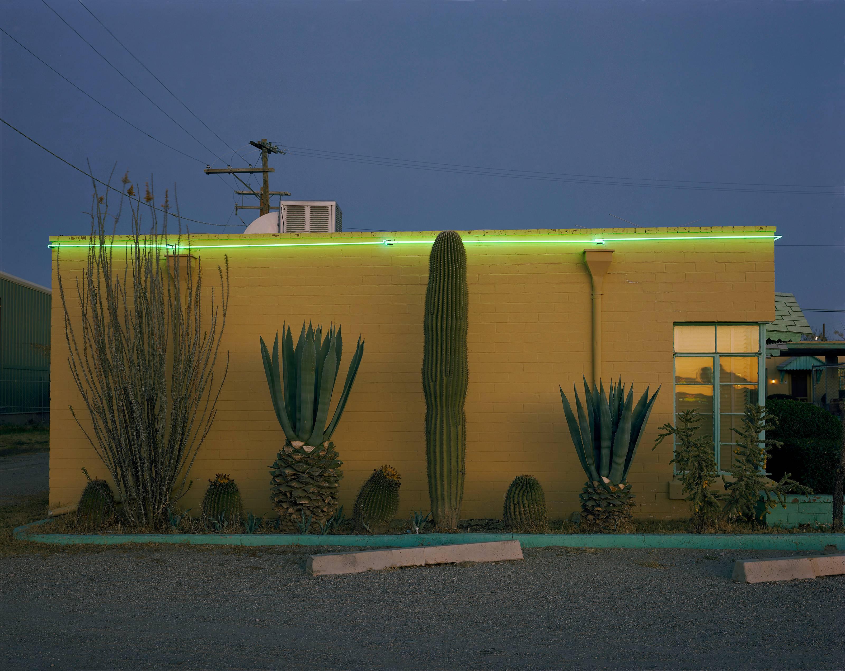 Steve Fitch Landscape Photograph – On the Tucson to Nogales Highway, Greyhound Motel, Tucson, Arizona; 30. Dezember,