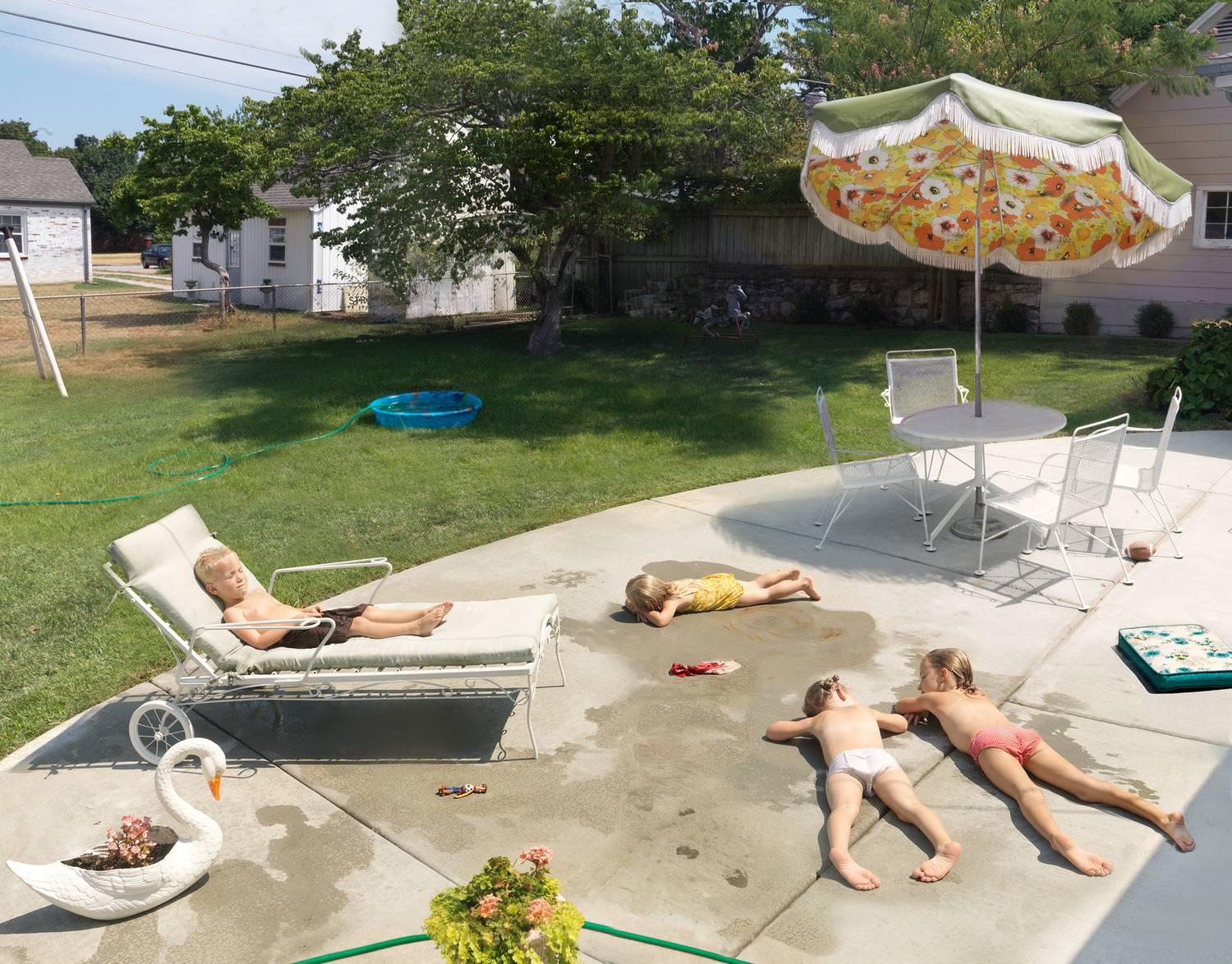 Figurative Photograph de Julie Blackmon - Colocación