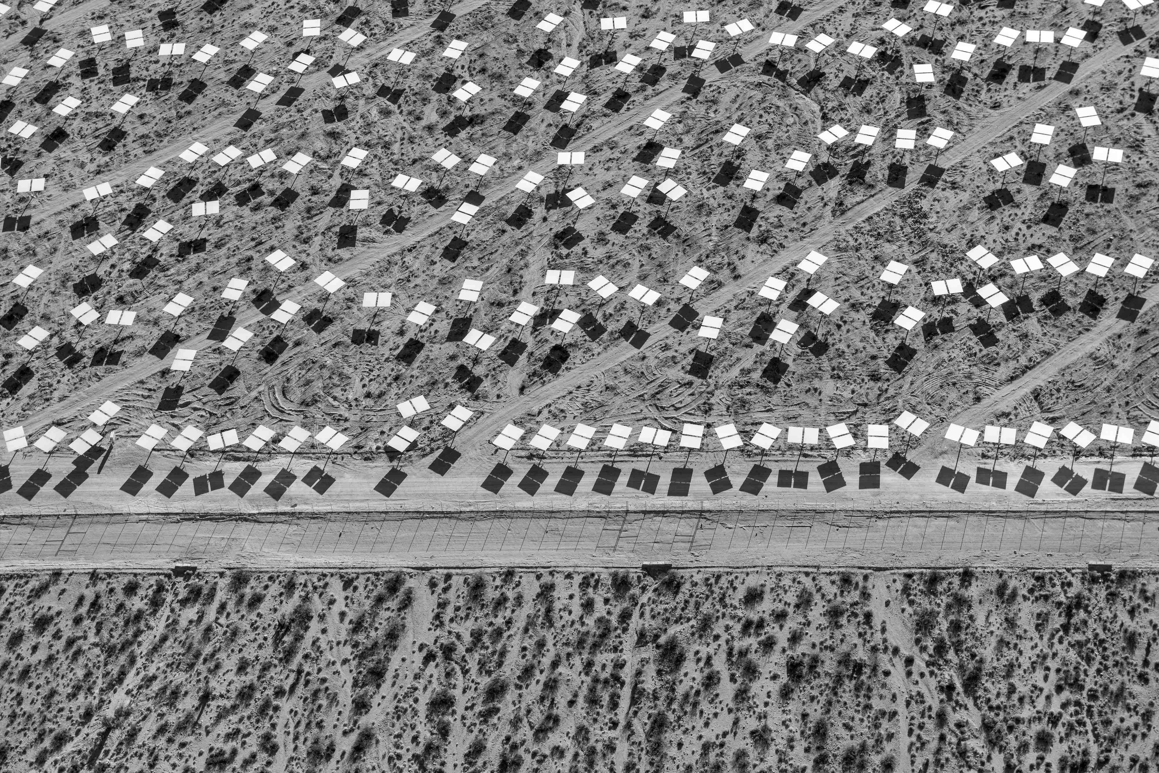 Black and White Photograph Jamey Stillings - Evolution of Ivanpah Solar, n°10006, 25 juin 2013
