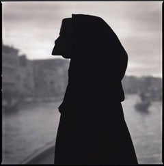 Viviana Ceppa mit Bauta-Maske (Silhouette) 