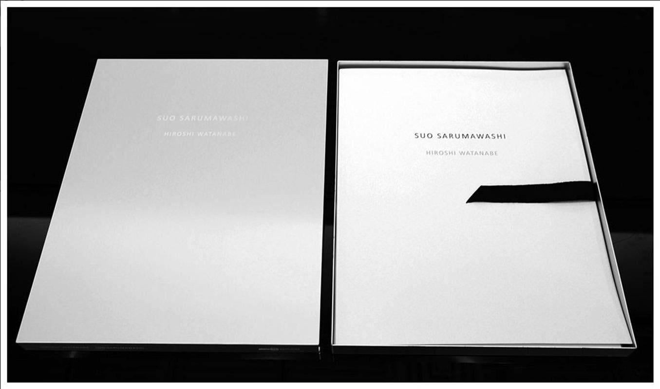 Black and White Photograph Hiroshi Watanabe - SUO SARUMAWASHI, portfolio d'éditions à l'œil nu