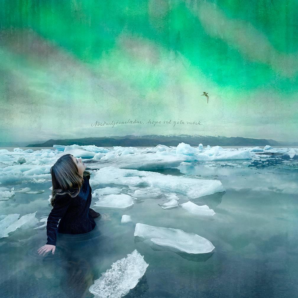 Tom Chambers Color Photograph – Aurora