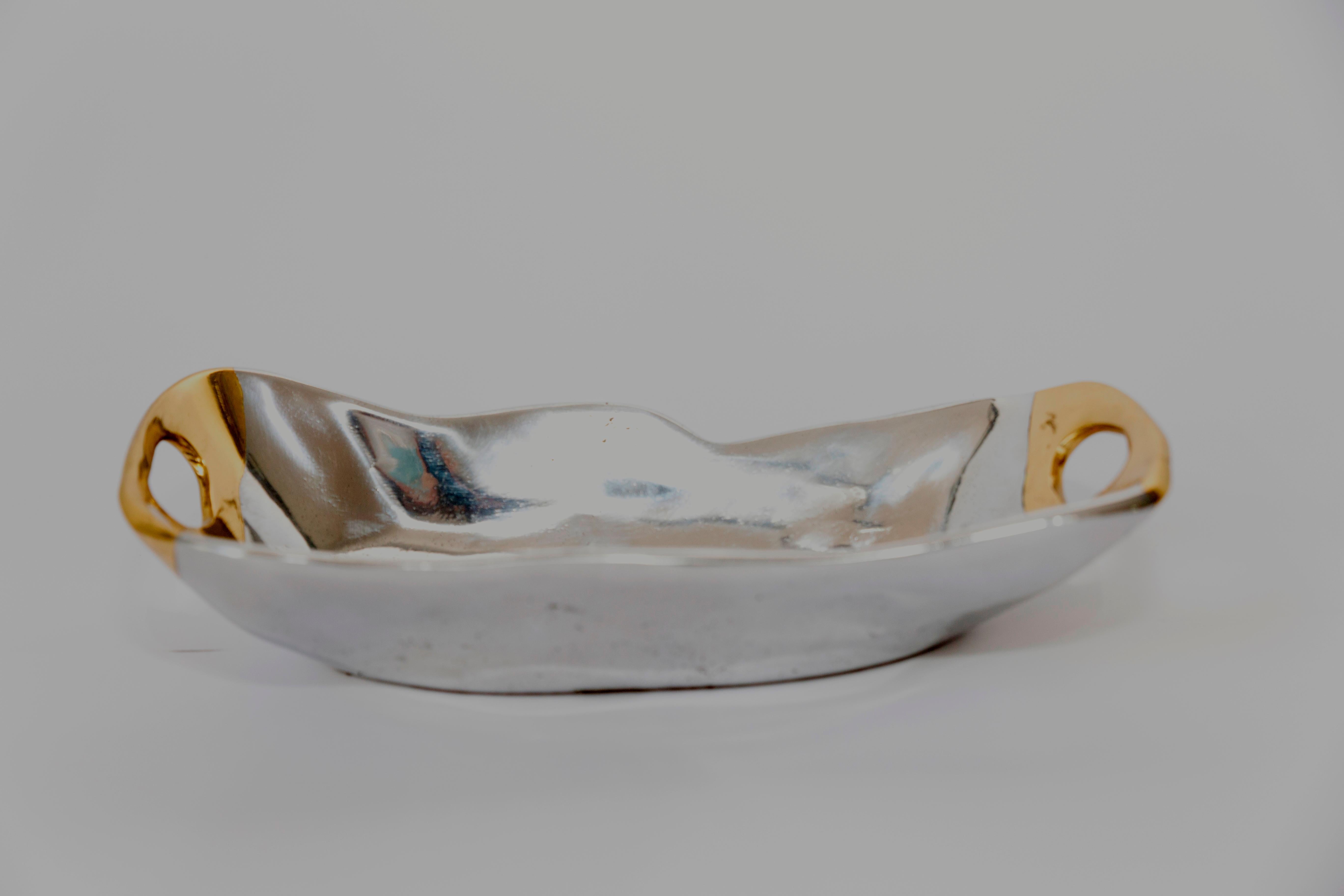 The bowl was created with sand cast brass and aluminium.
The piece is processed by hand and finished in our foundry and workshops in Spain..
It is certified authentic by the Artist David Marshall