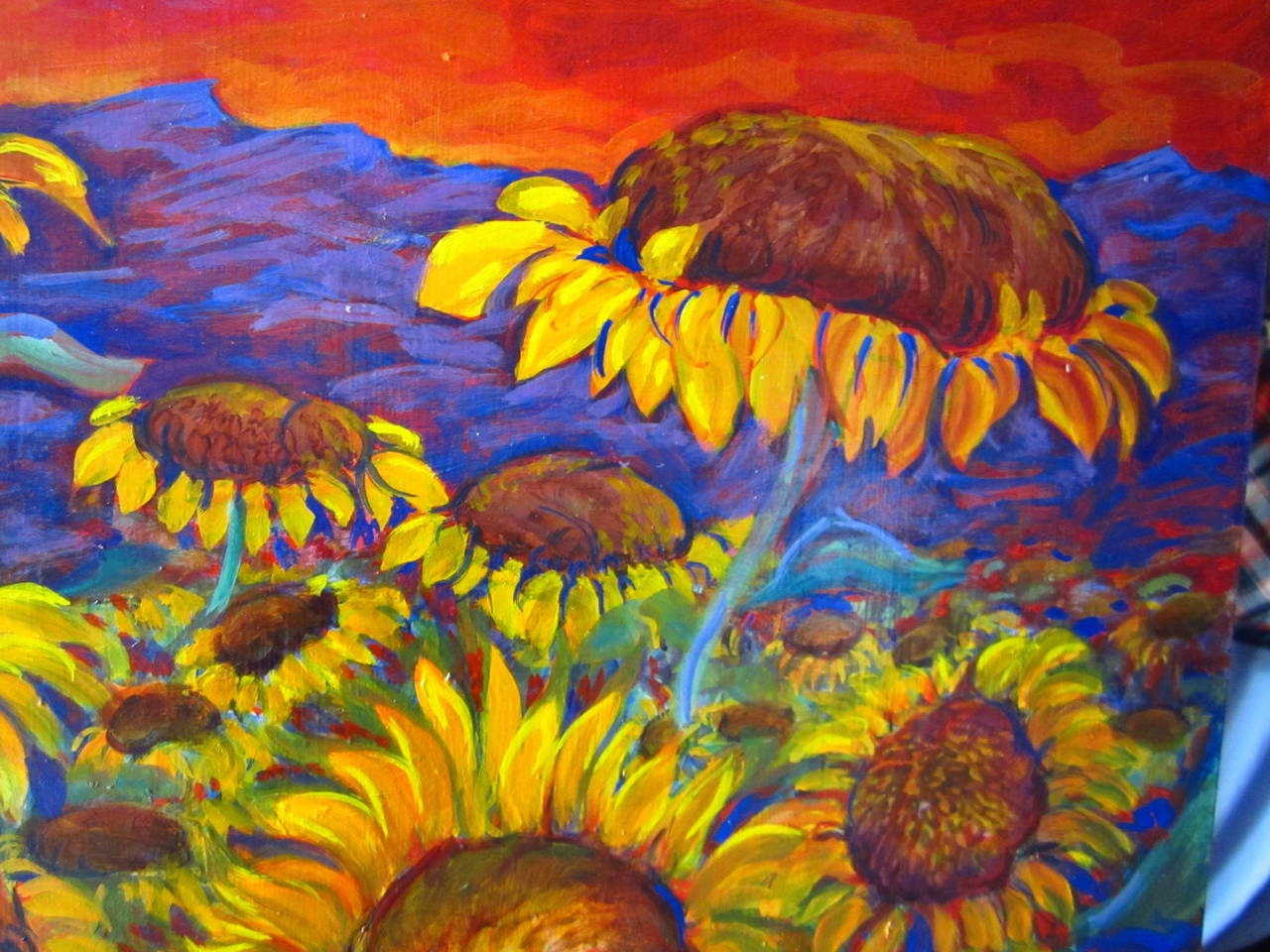 Sunflower fields est une peinture réalisée par Evelyne Ballestra, une artiste contemporaine française. Cette pièce fait partie d'une série de fleurs, définies par leurs couleurs vives distinctes, leurs matériaux satinés, soyeux, vibrants et leur