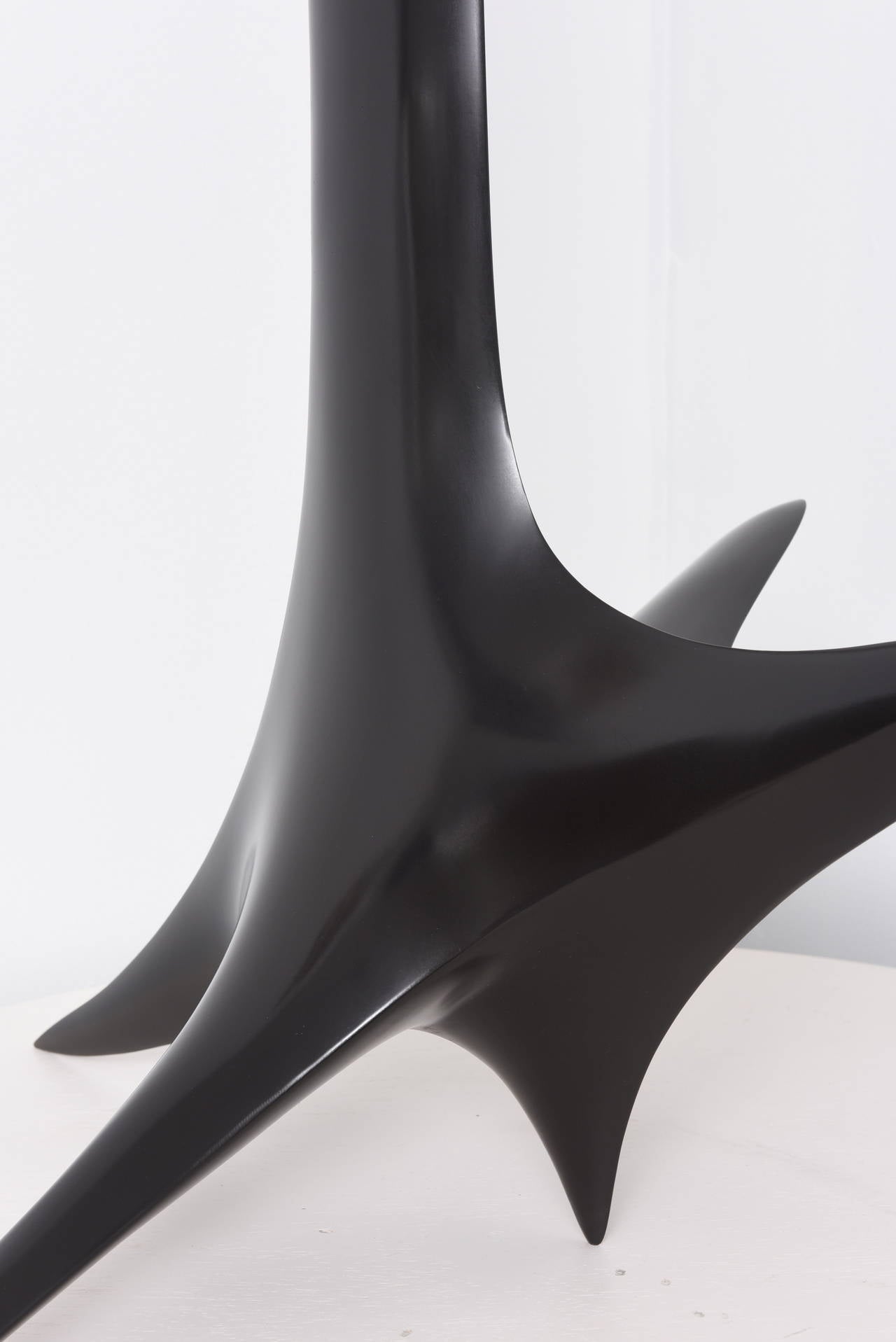 Icare ist eine hohe abstrakte Skulptur mit schwarzer Patina, die von Patrice Breteau, einem französischen zeitgenössischen Künstler, geschaffen wurde. Diese sehr schlanke Bronzeskulptur ist in verschiedenen Patinas erhältlich.

Nach dem