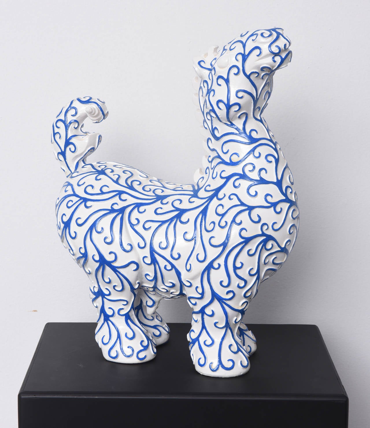 Arabesques Horse ist eine Harzskulptur von Patrick Schumacher, einem zeitgenössischen französischen Künstler. Diese weiße Pferdeskulptur mit blauen 