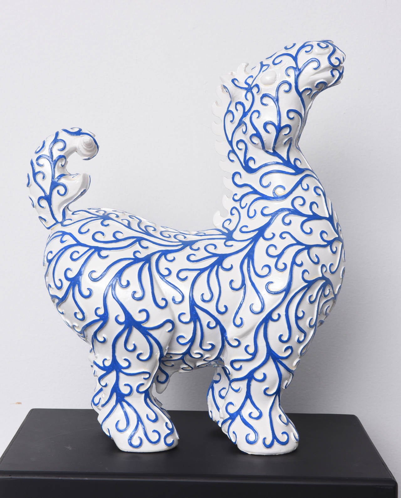 Arabesques Pferd – Skulptur aus blauem und weißem Harz (Zeitgenössisch), Sculpture, von Patrick Schumacher