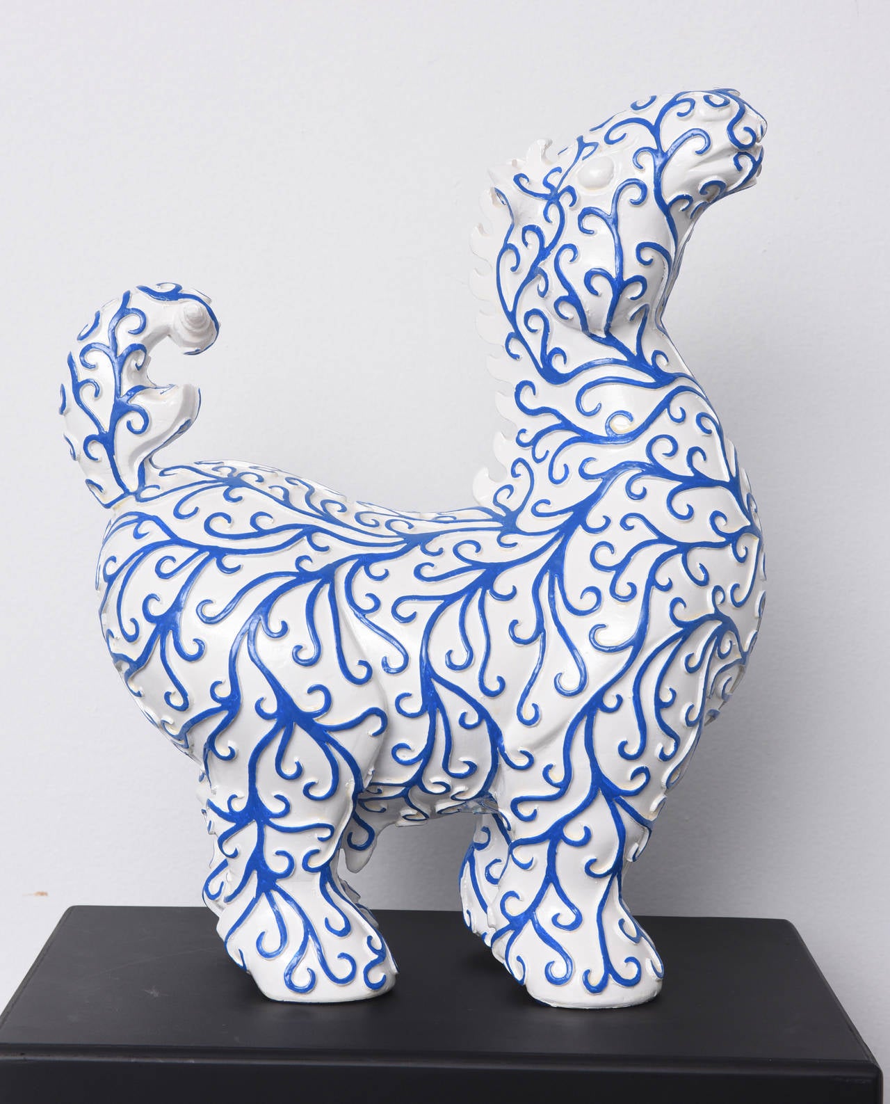 Cavallo Arabesques - Scultura in resina blu e bianca - Sculpture Contemporaneo di Patrick Schumacher