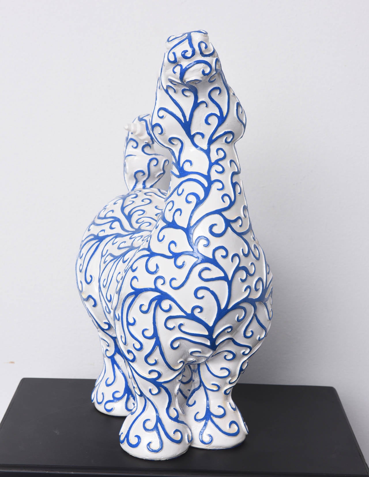 Arabesques Horse - Blue & White Resin sculpture For Sale 1