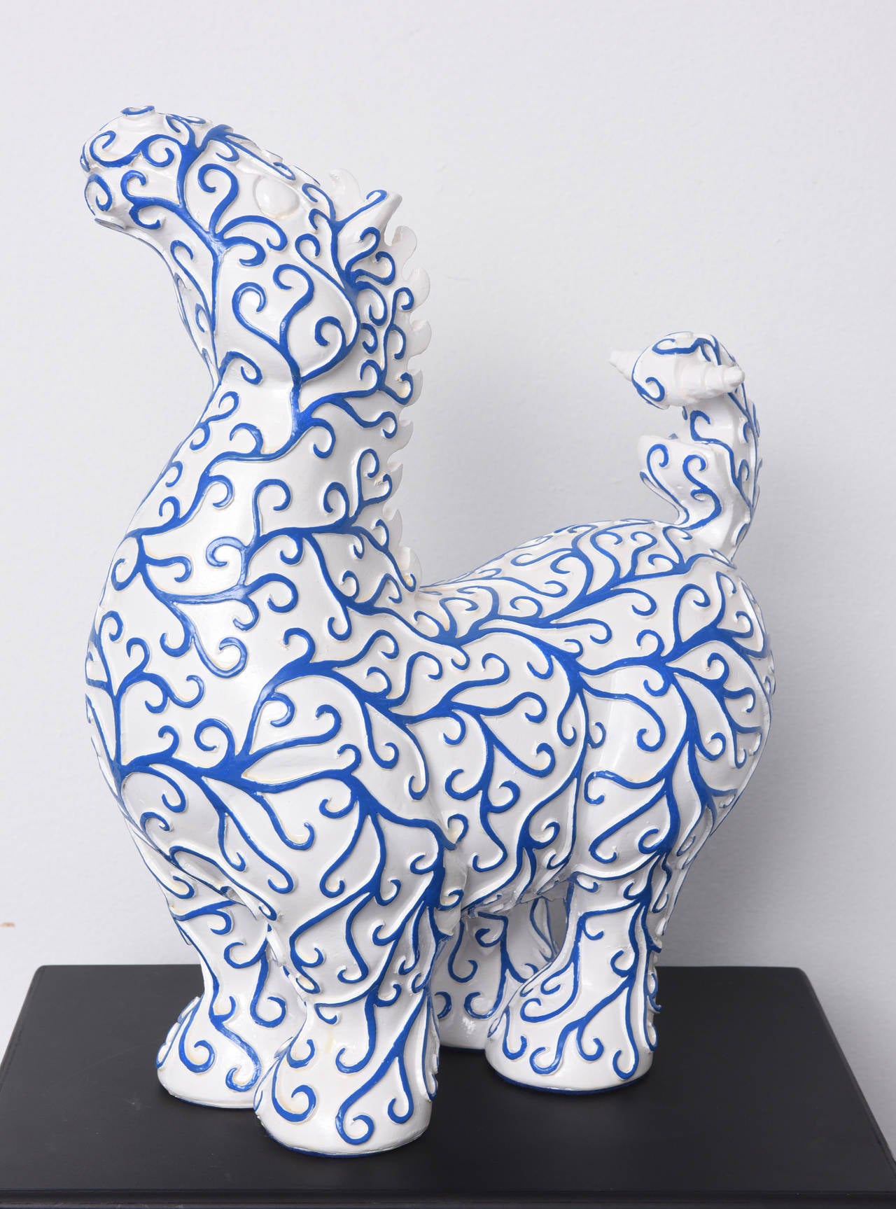 Arabesques Cheval - Sculpture en résine bleue et blanche en vente 5