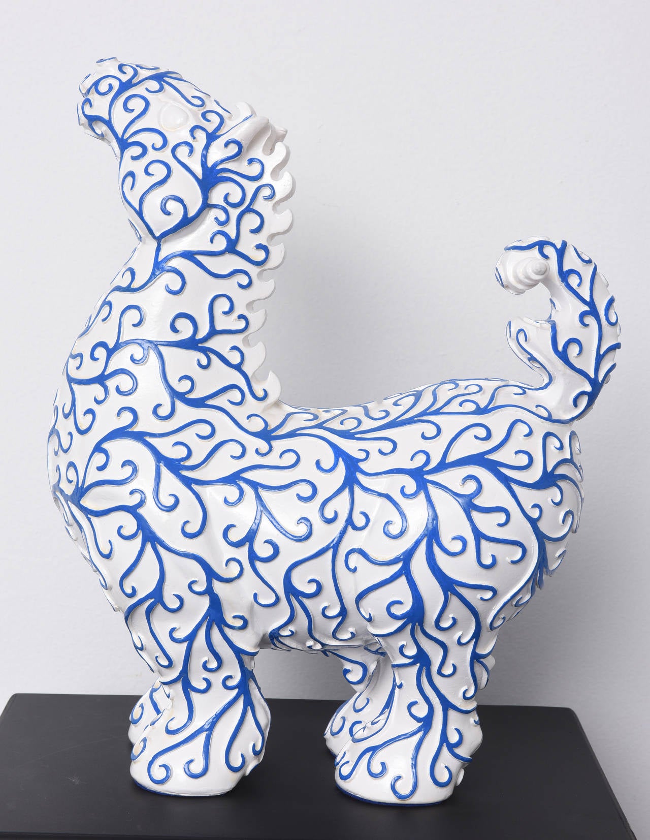 Arabesques Pferd – Skulptur aus blauem und weißem Harz