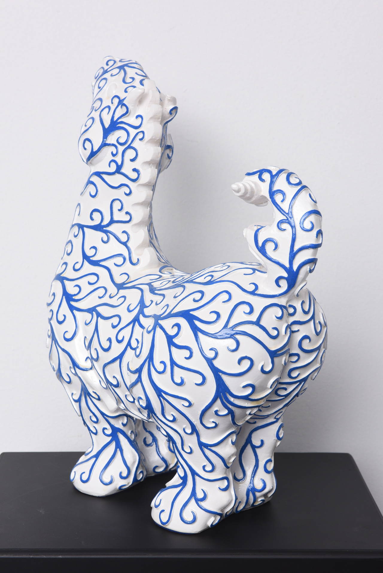 Arabesques Horse - Blue & White Resin sculpture For Sale 3