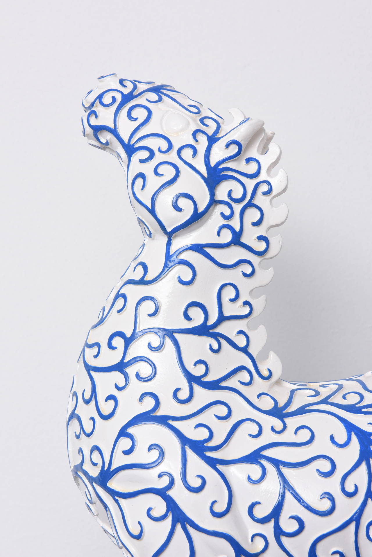 Cavallo Arabesques - Scultura in resina blu e bianca in vendita 6