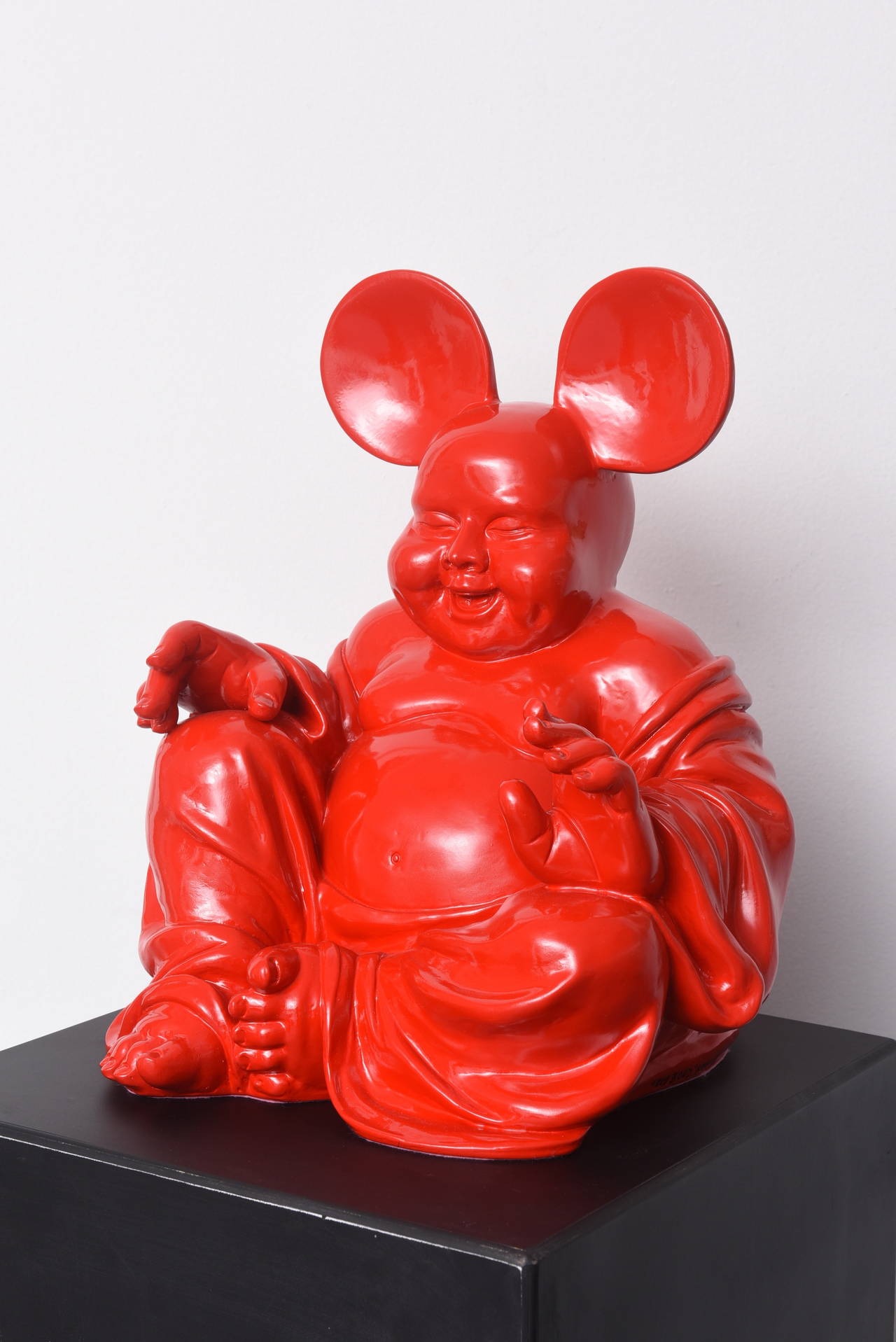 Roter Boud'key-Schliff – Verschmelzung von Buddha und Mickey – Kunstharzskulptur