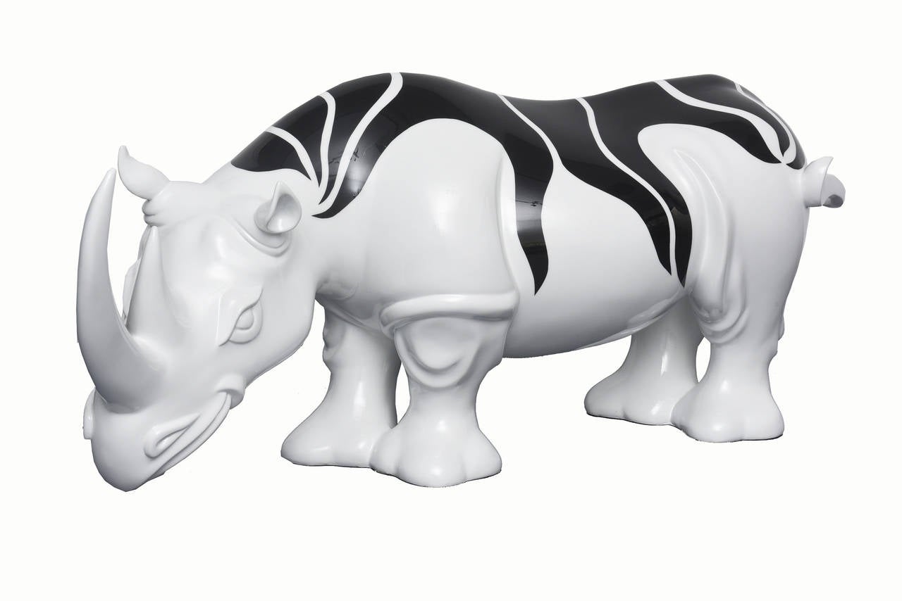 Rhinozebros – Rhinozeros, geschmückt mit einer Zebrahaut – Harzskulptur im Angebot 5