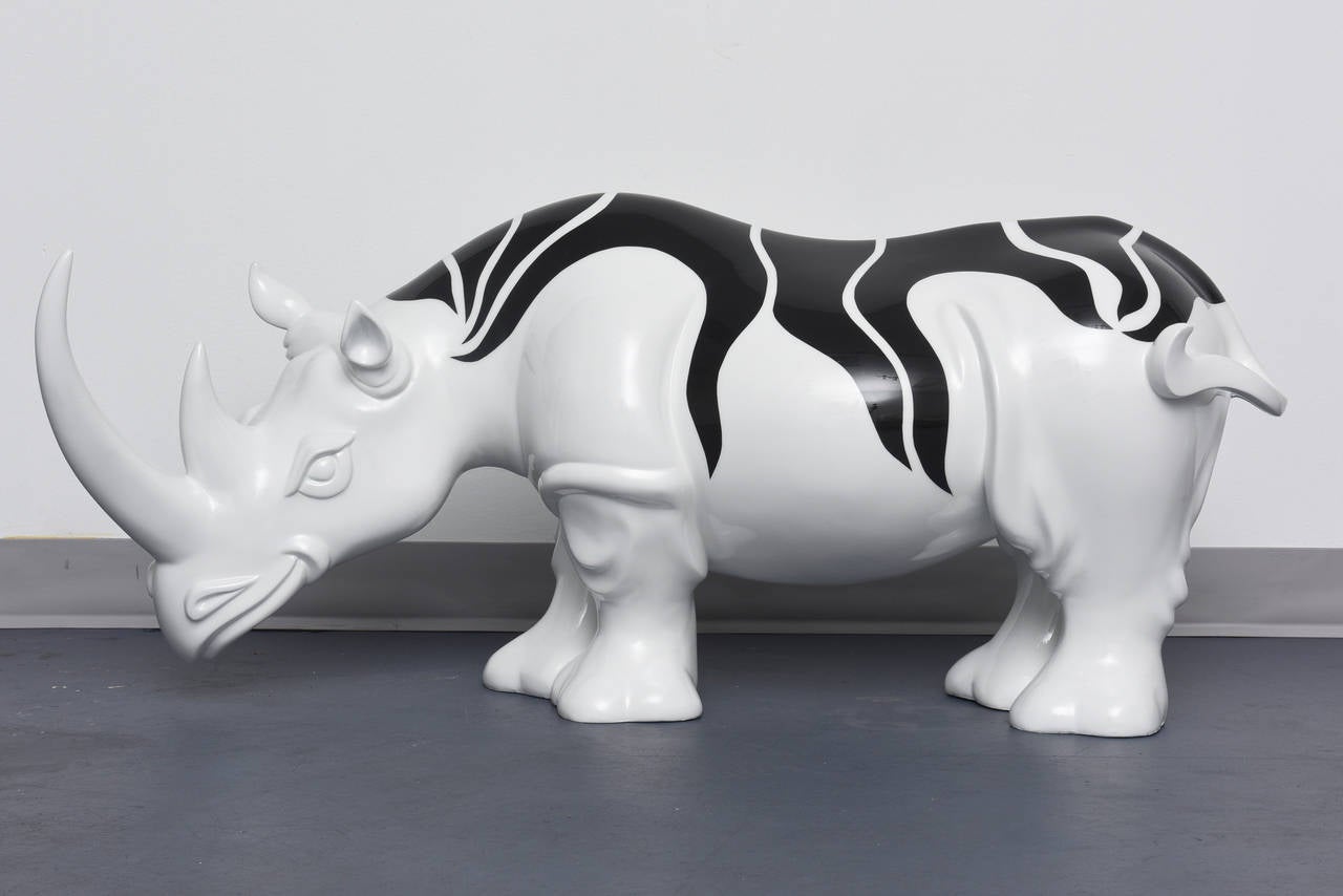 Rhinozebros – Rhinozeros, geschmückt mit einer Zebrahaut – Harzskulptur im Angebot 1