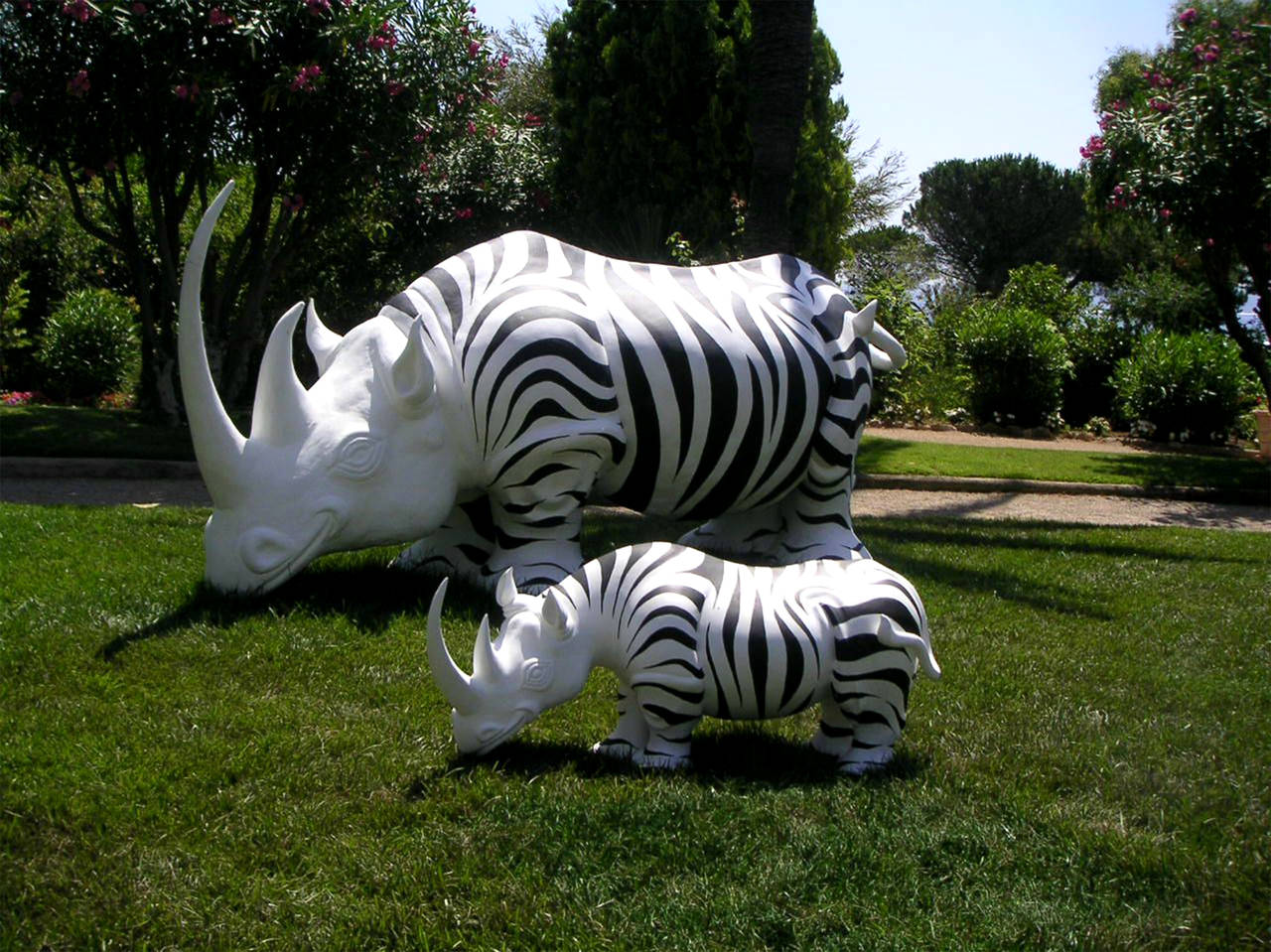 Rhinozebros - Rhinoceros orné d'une peau de zèbre - Sculpture en résine - Noir Figurative Sculpture par Patrick Schumacher
