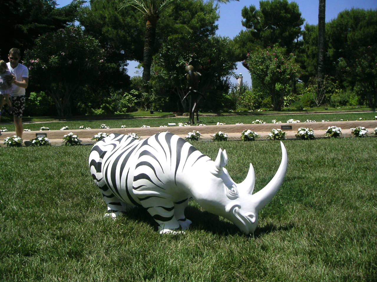 Rhinozebros – Rhinozeros, geschmückt mit einer Zebrahaut – Harzskulptur (Schwarz), Figurative Sculpture, von Patrick Schumacher