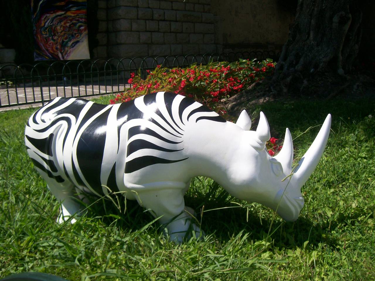 Rhinozebros – Rhinozeros, geschmückt mit einer Zebrahaut – Harzskulptur (Zeitgenössisch), Sculpture, von Patrick Schumacher