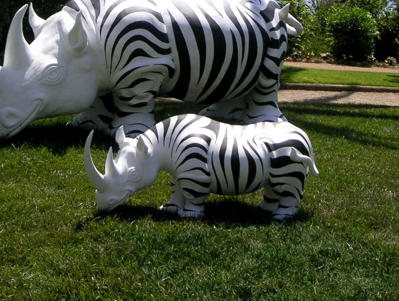 Patrick Schumacher Figurative Sculpture – Rhinozebros – Rhinozeros, geschmückt mit einer Zebrahaut – Harzskulptur