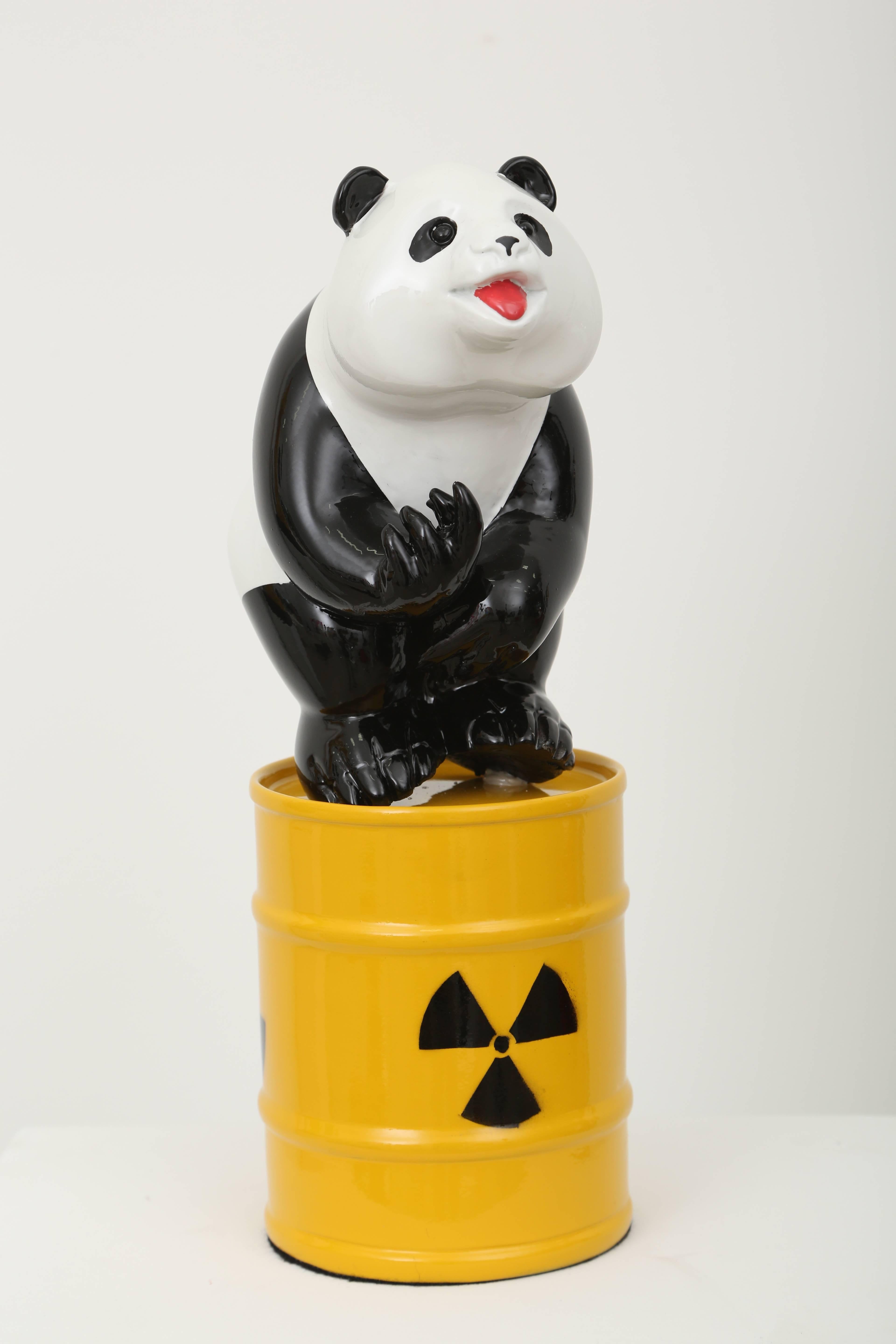 Der Panda (WWF-Logo) auf einer Dose mit Atommüll mit dem Untertitel 