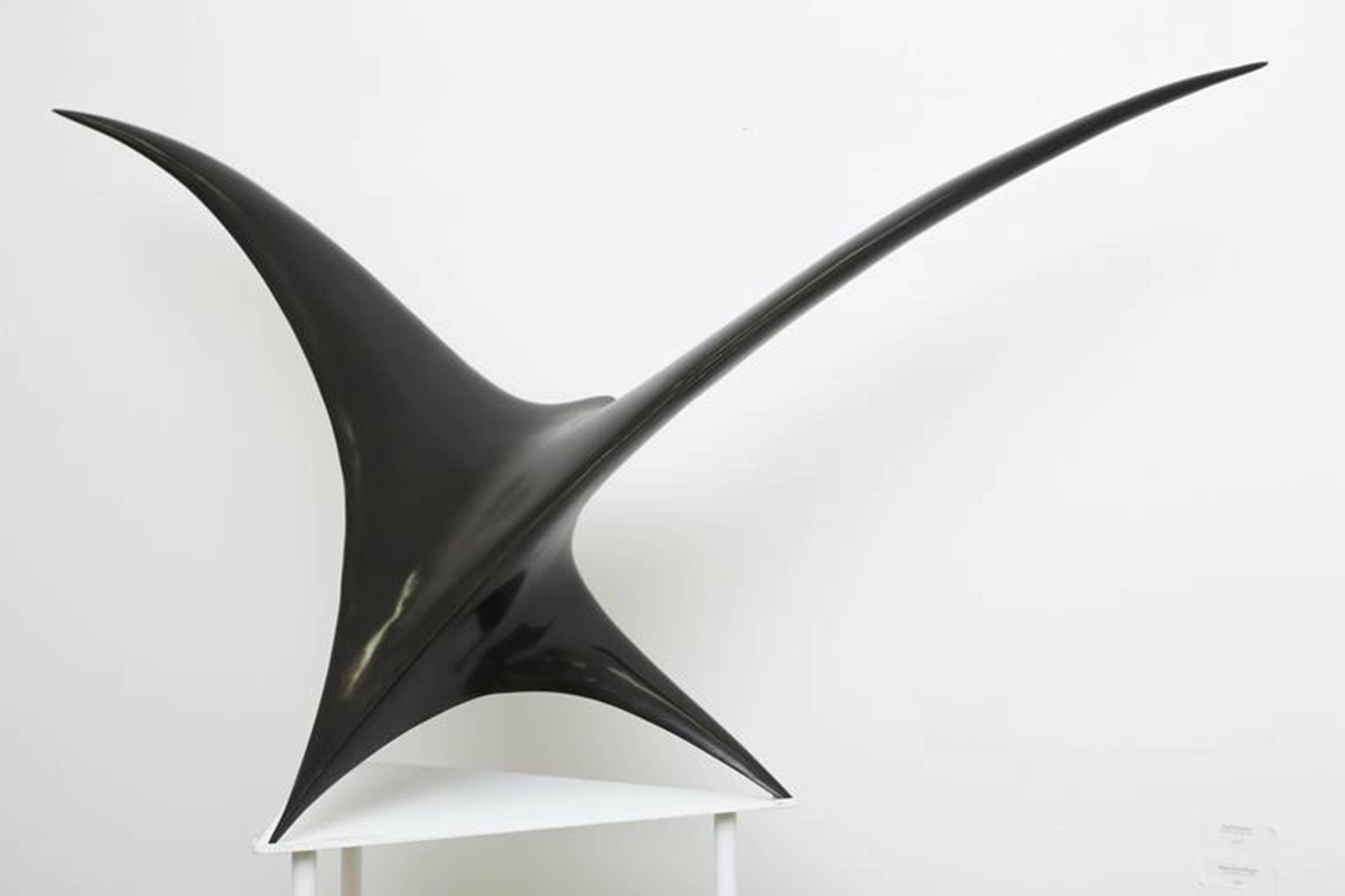Twin Bird ist eine abstrakte Bronzeskulptur mit schwarzer Patina:: hergestellt von Patrice Breteau:: einem französischen zeitgenössischen Künstler. Diese Bronzeskulptur Twin Bird; bezieht sich auf die zwei Winkel:: aus denen der Vogel entweder