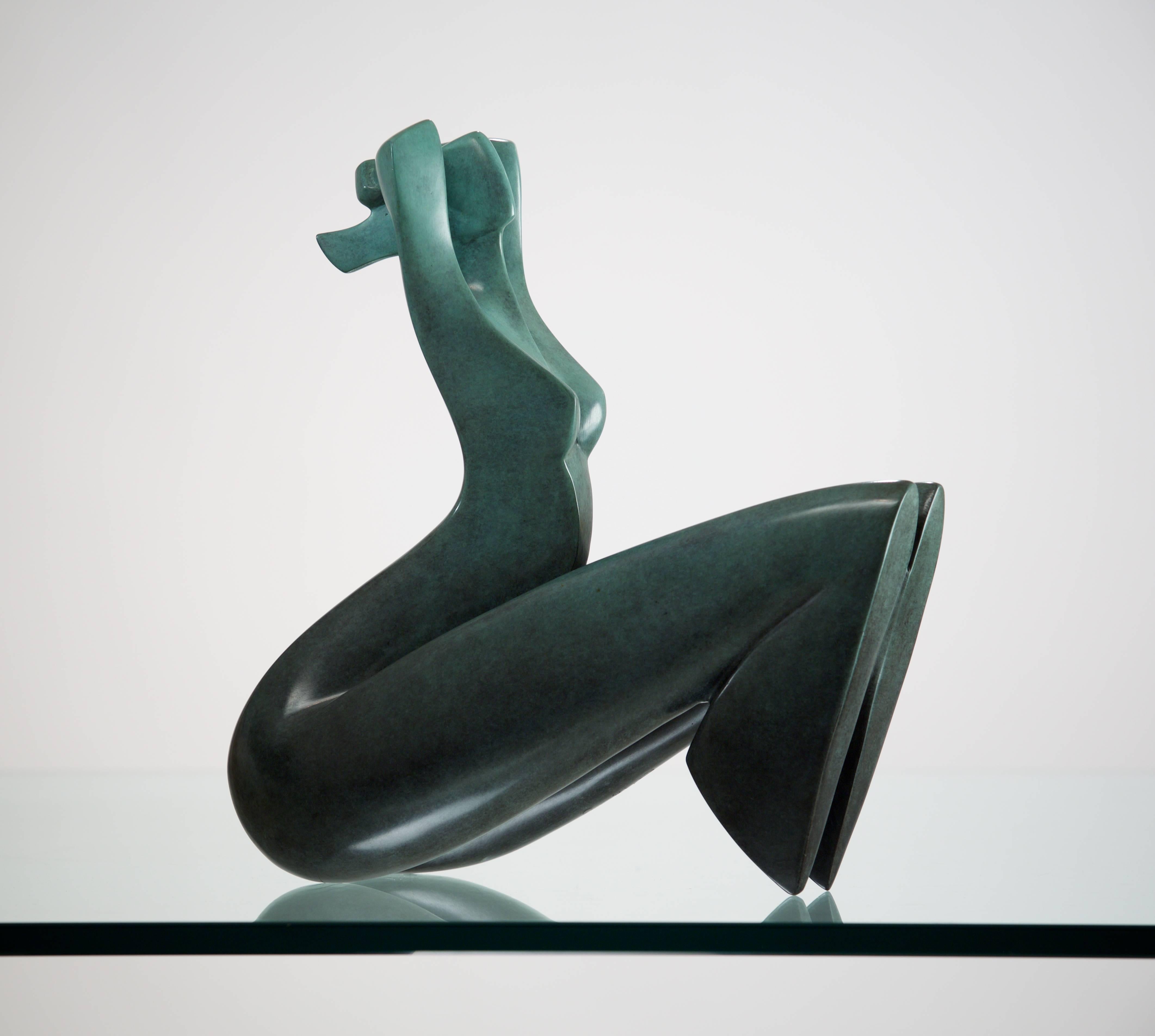 Annette Jalilova Abstract Sculpture – Diener aus Seidenholz