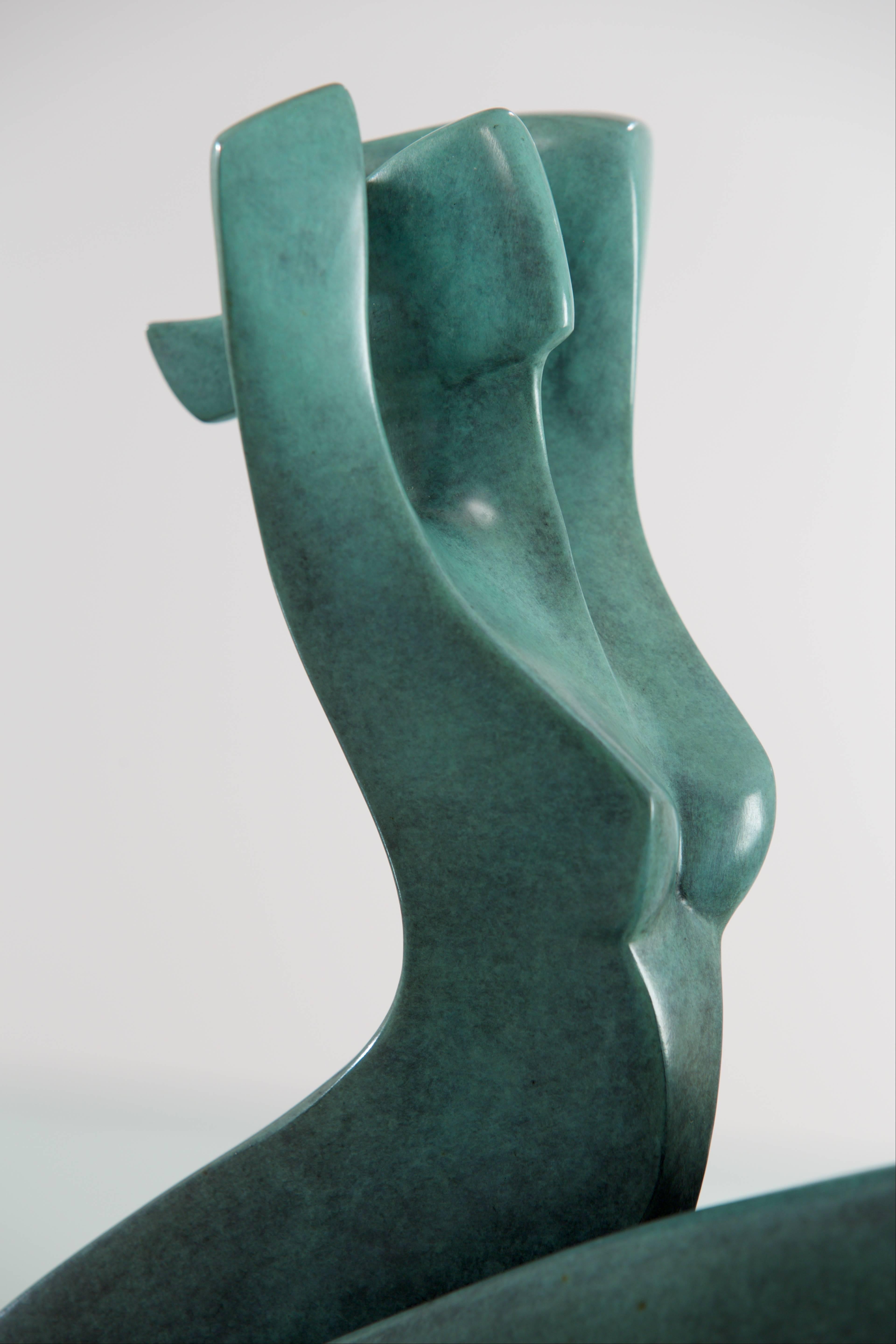 Diener aus Seidenholz – Sculpture von Annette Jalilova