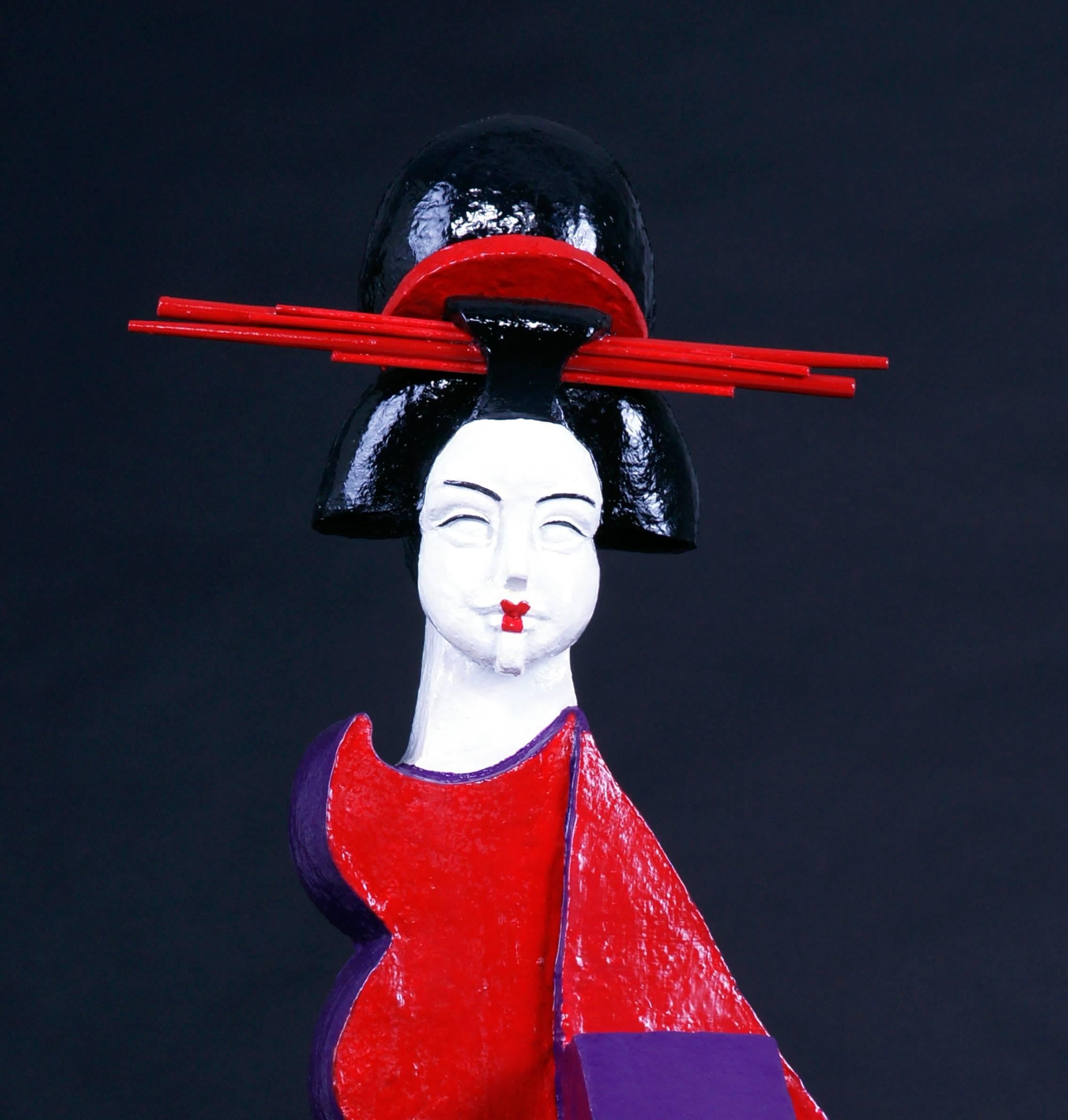 Marikos Gouvernante ist eine einzigartige zeitgenössische Sandsteinskulptur, die mit roter, violetter, schwarzer und weißer Emaille bemalt ist. Die Geisha-Kollektion der Künstlerin bringt die verschiedenen Gesichter der Weiblichkeit zum Ausdruck. 
