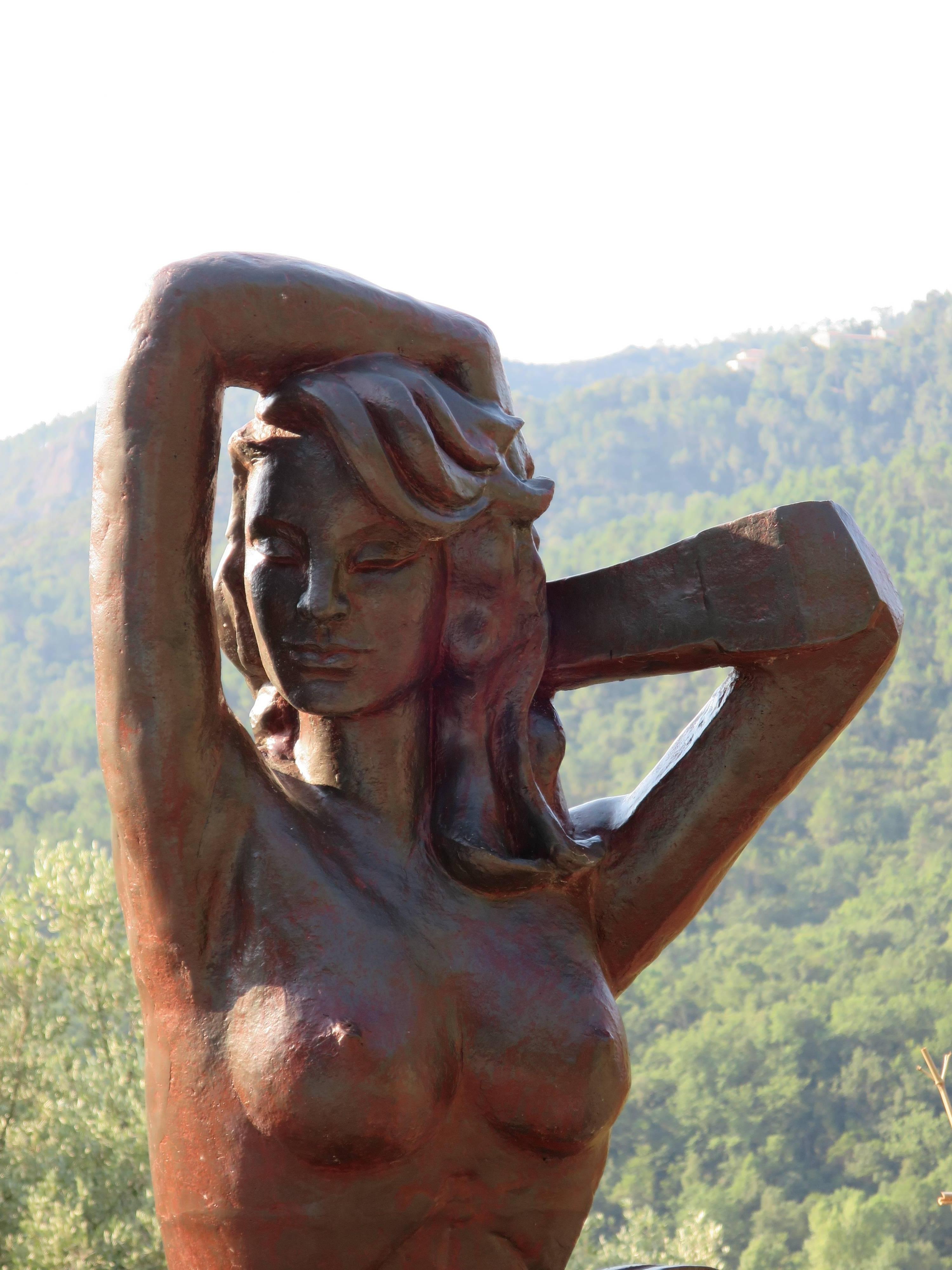 Gilda (Beige), Nude Sculpture, von Mariko
