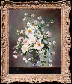 Abeilles parmi des anémones blanches, des roses et des freesias dans un vase en verre