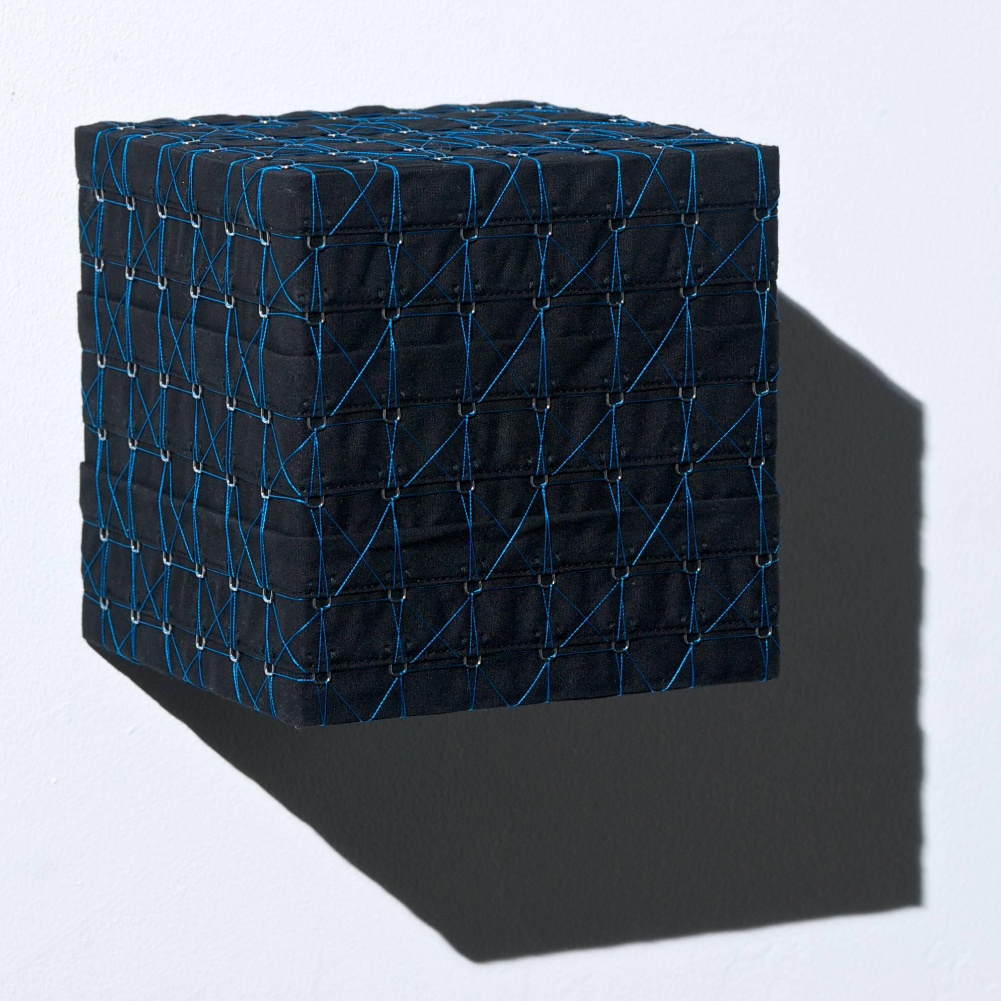 Abstract Sculpture de Denise Yaghmourian - Negro y Azul nº 1