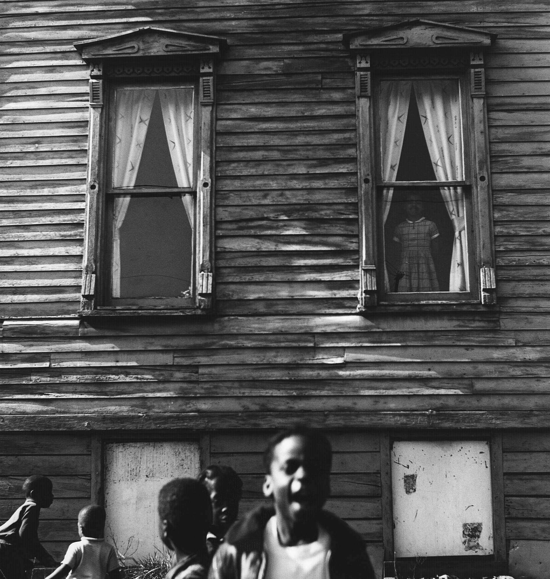 Black and White Photograph Milton Rogovin - Sans titre (Série Est Side)