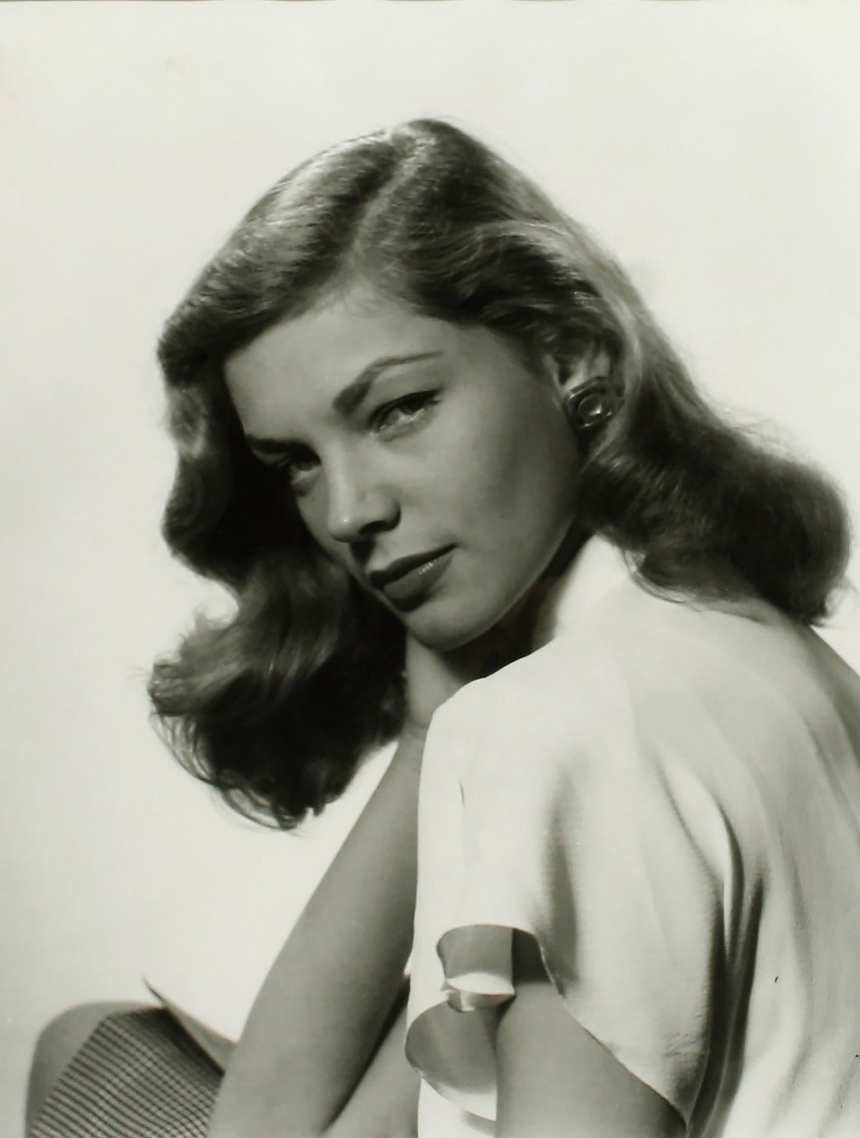 Phillipe Halsman Porträtfotografie Lauren Bacall Schwarz-Weiß gerahmt 1944 – Photograph von Philippe Halsman