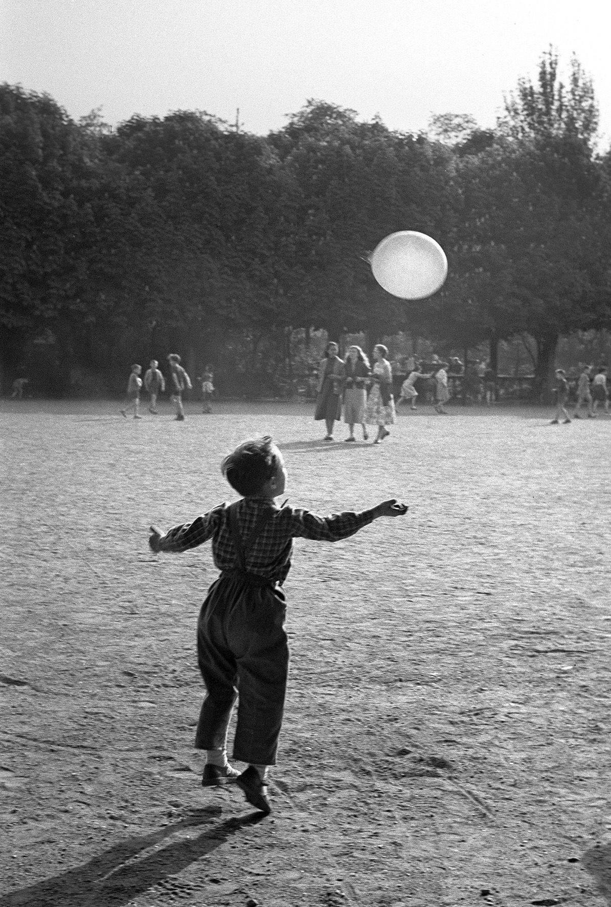 Sabine Weiss Black and White Photograph - Jardin du Luxembourg, Paris