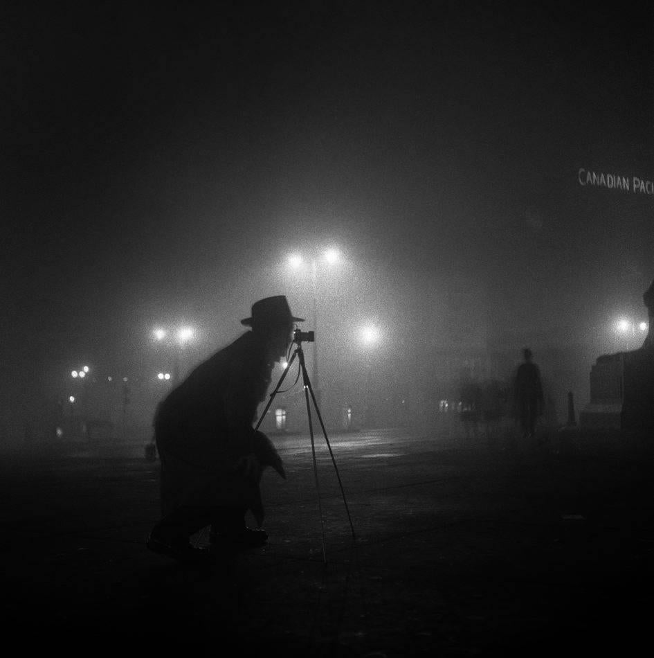 Sabine Weiss Black and White Photograph - Le photographe a Londres